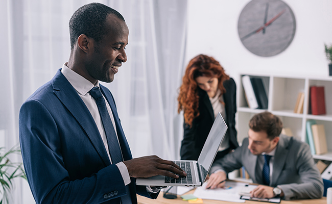 persona en una computadora, creando estrategia de negociación con su grupo de trabajo