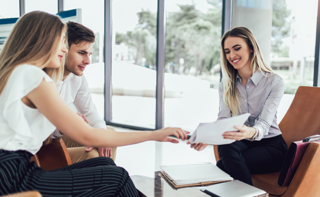 un vendedor junto a clientes en una oficina