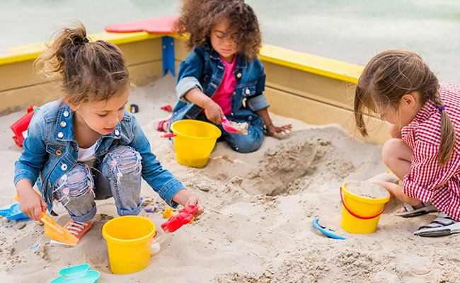 grupo de niños menores de 5 años jugando