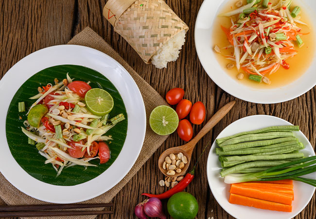 mesa con platos tailandeses