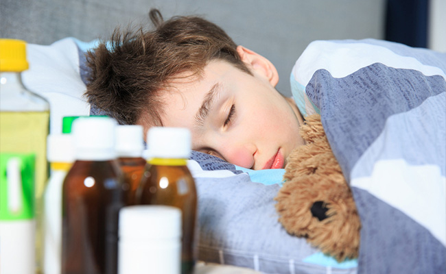 Niño enfermo durmiendo en una cama