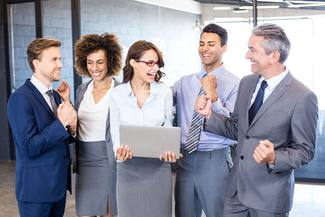 vendedor junto a dos clientes conversando en el interior de una empresa