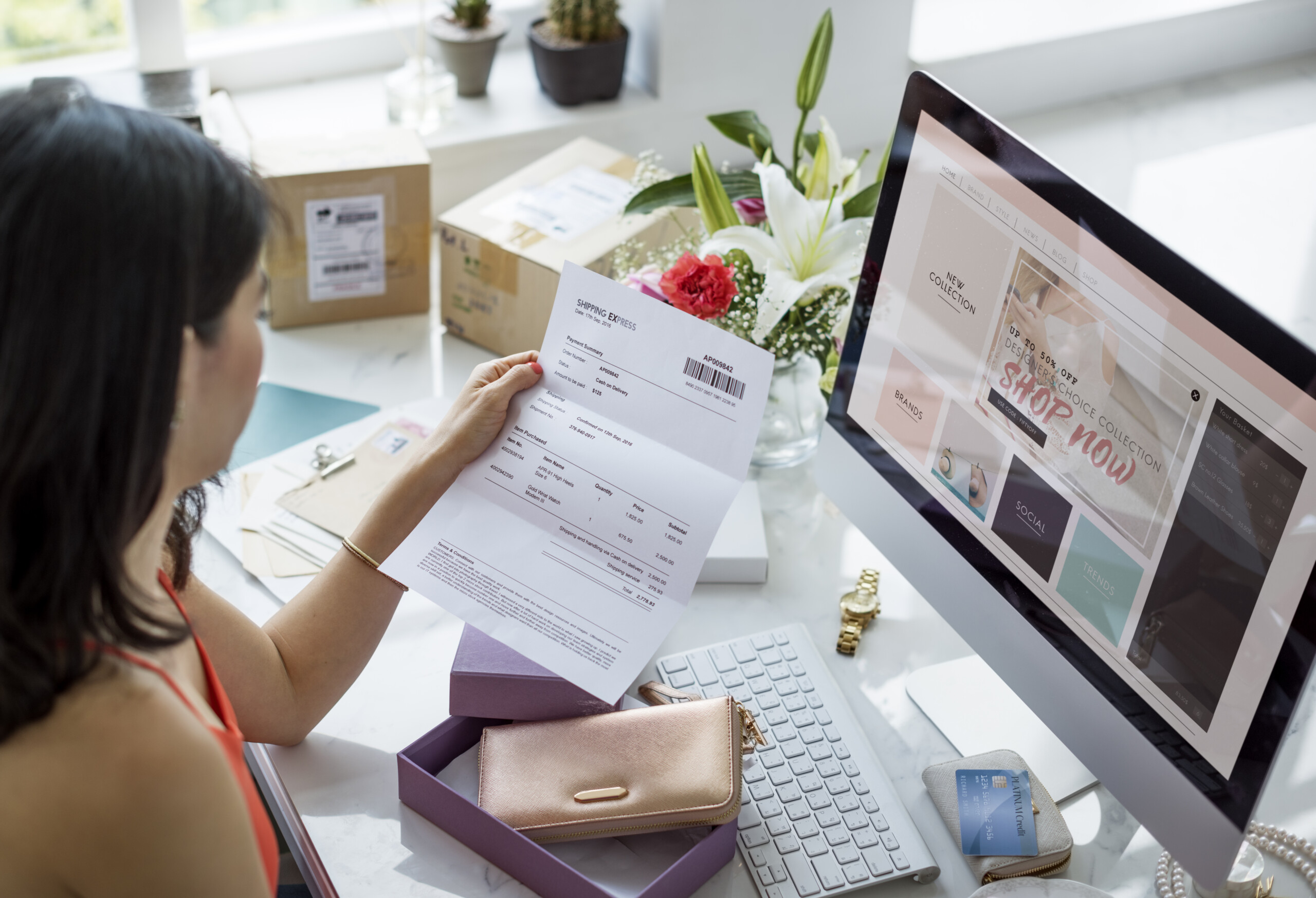 persona publicando un producto en internet para venderlo