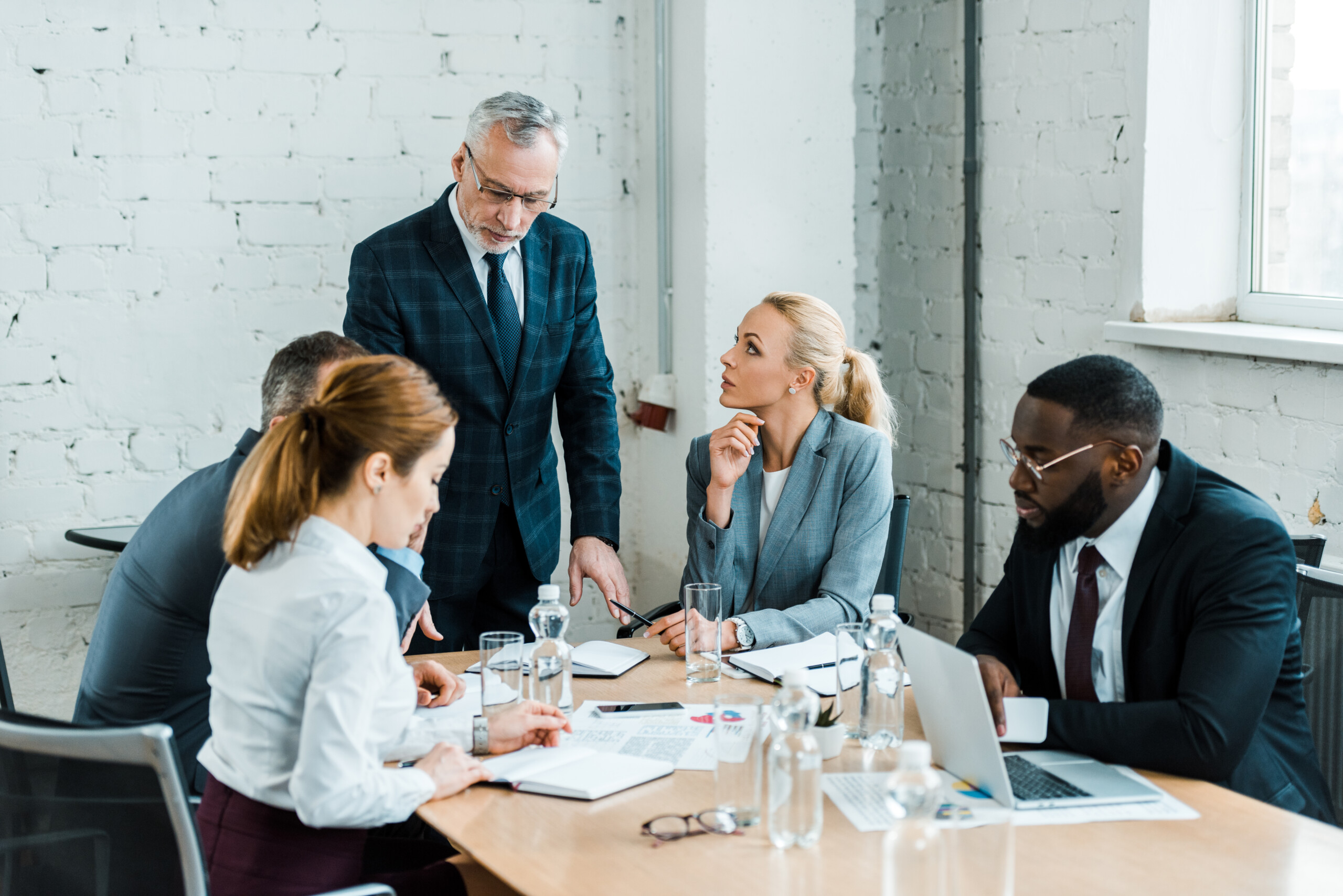 grupo de trabajo pensado estrategias en un escritorio