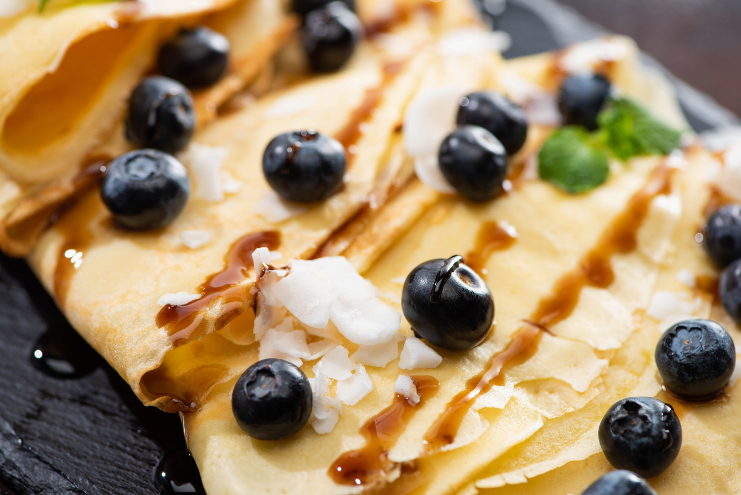 crepes franceses con arandanos y caramelo