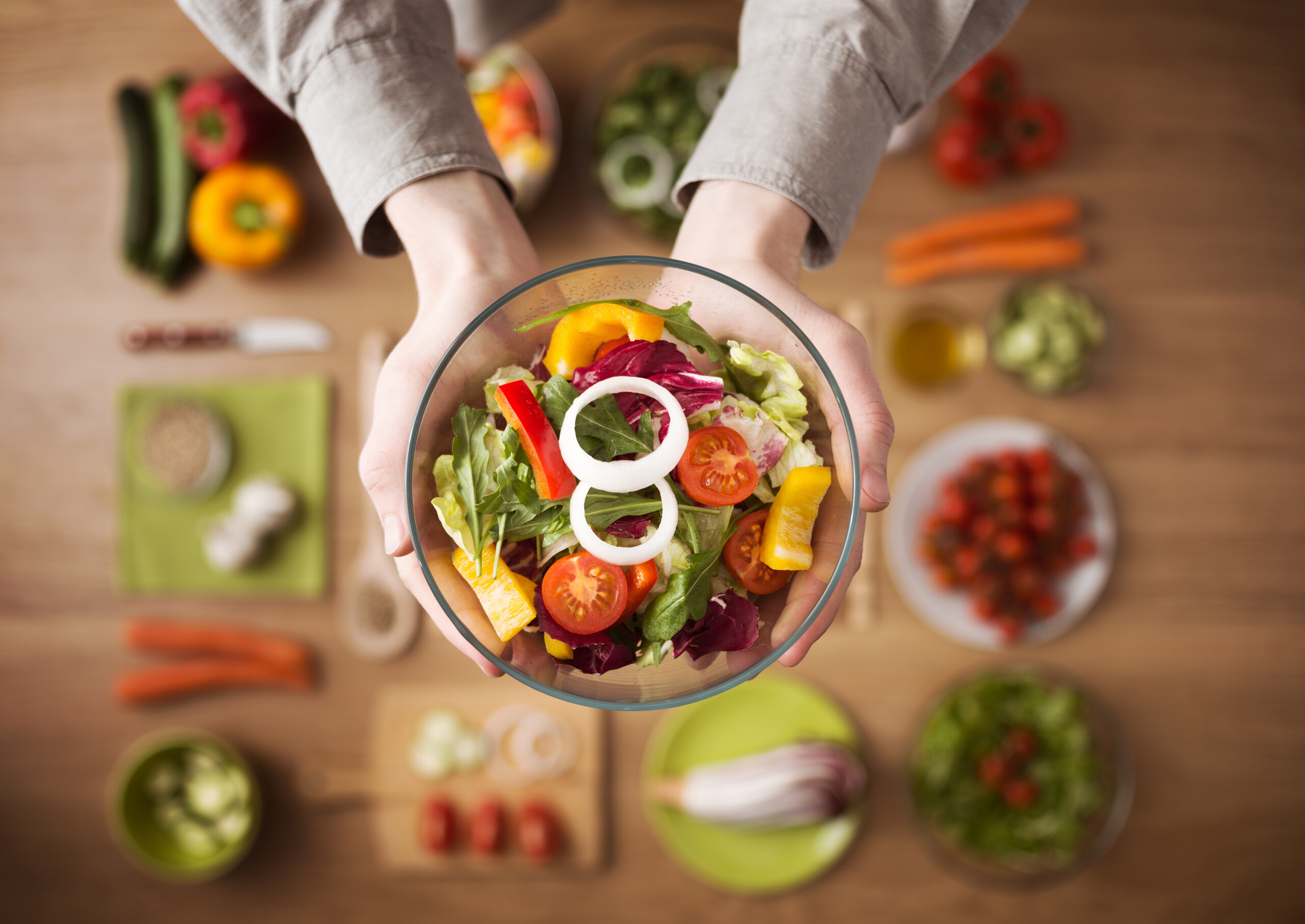 bowl de ensalada nutritiva y economica con plano cenital