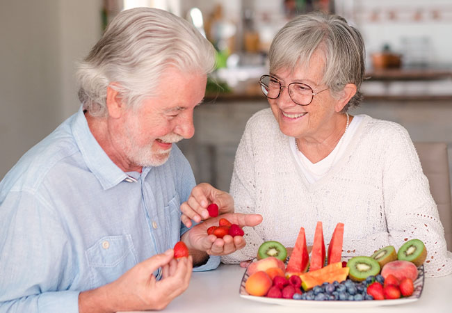 adultos mayores comiendo