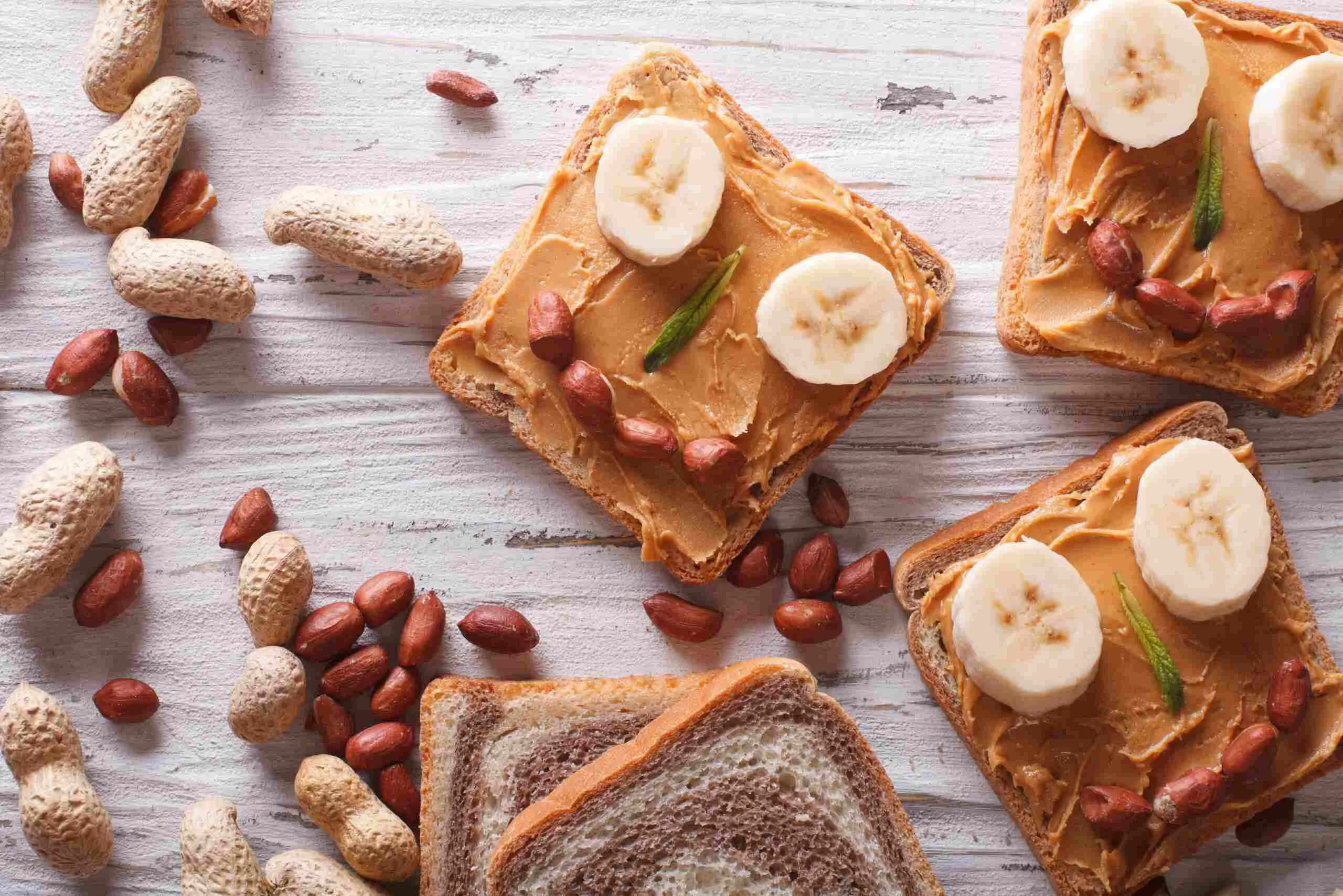 tostadas con mantequilla de maní y frutas