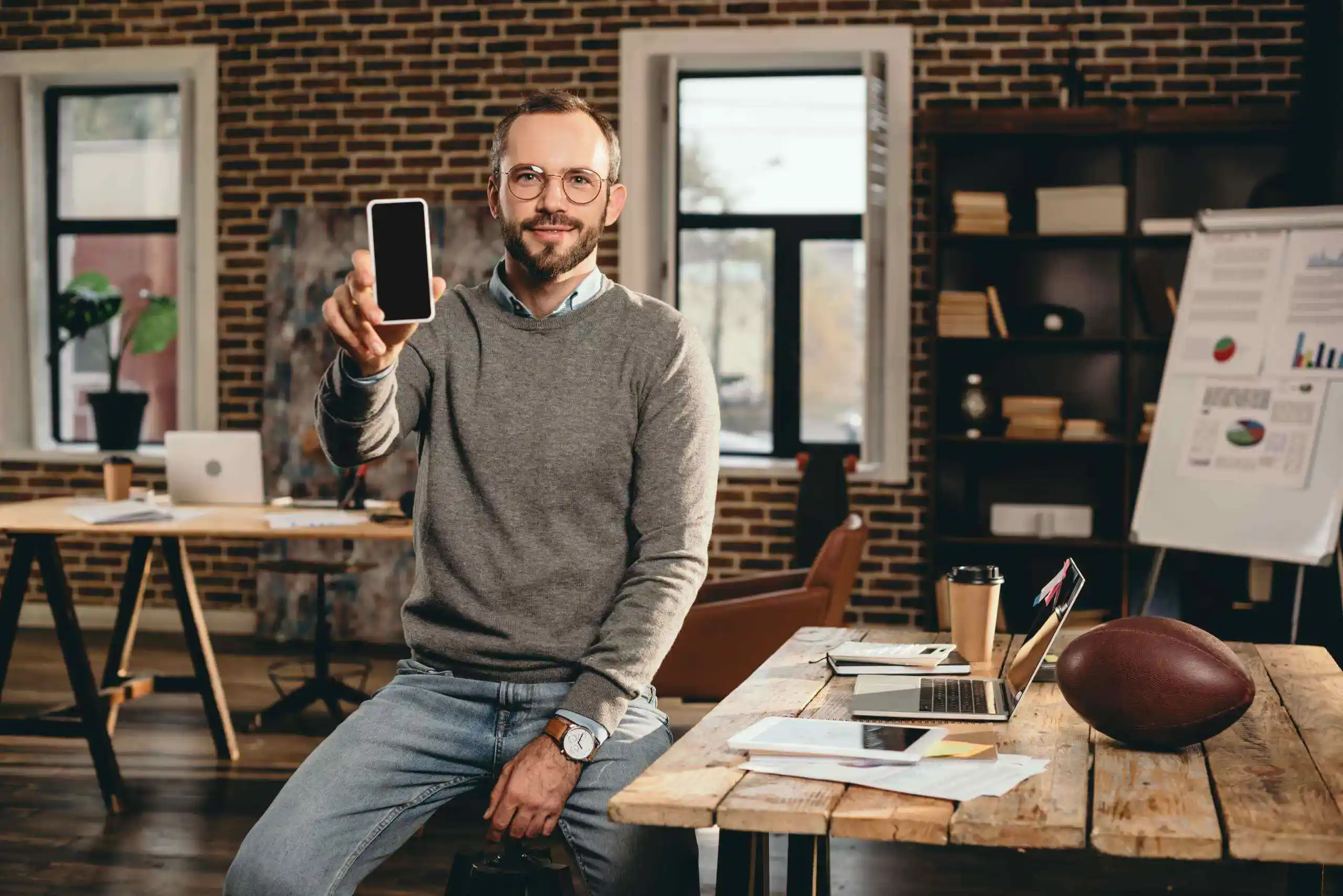 profesional enseñando su dispositivo movil