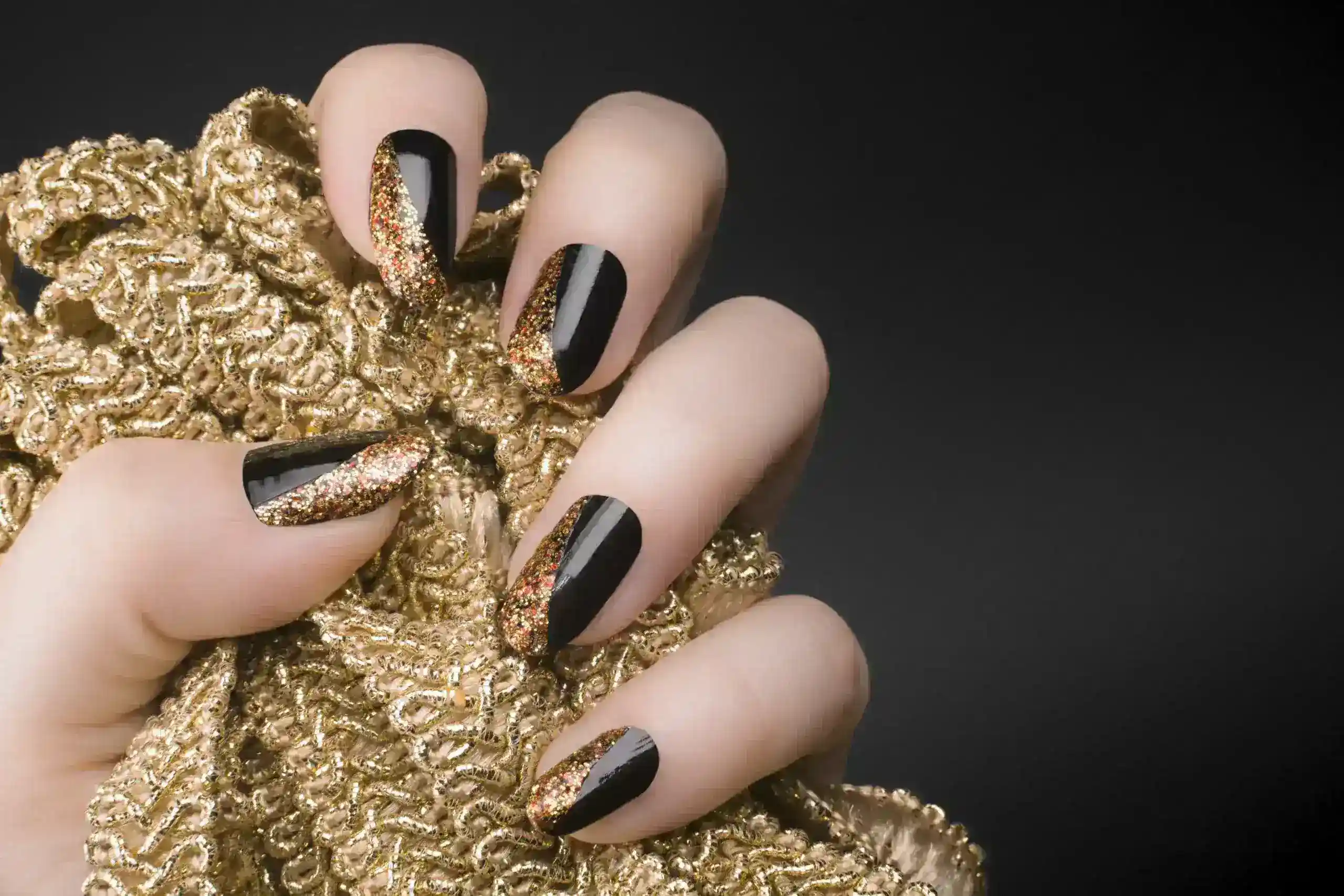 manicure con brillos