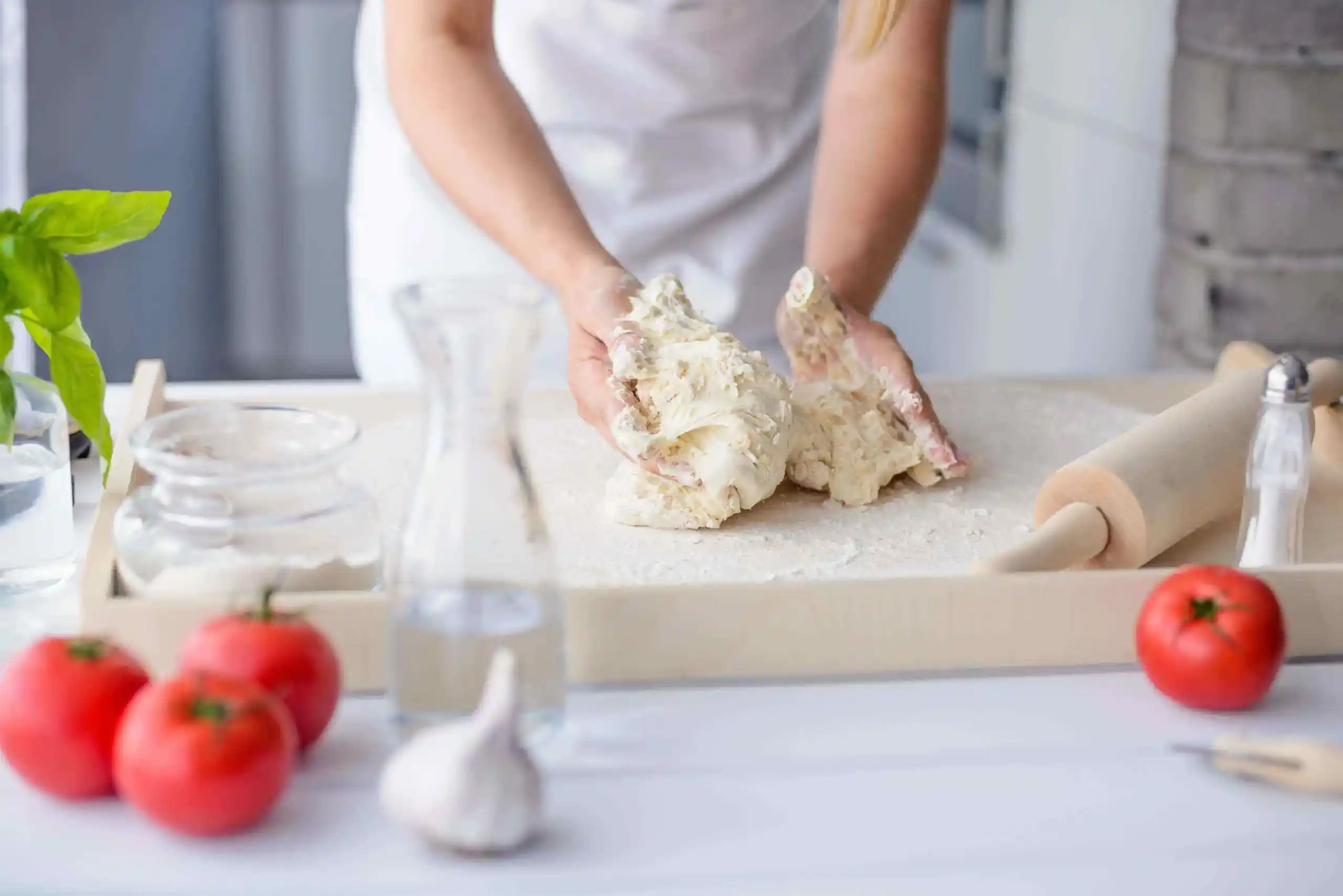 chef amasando masa de pizza