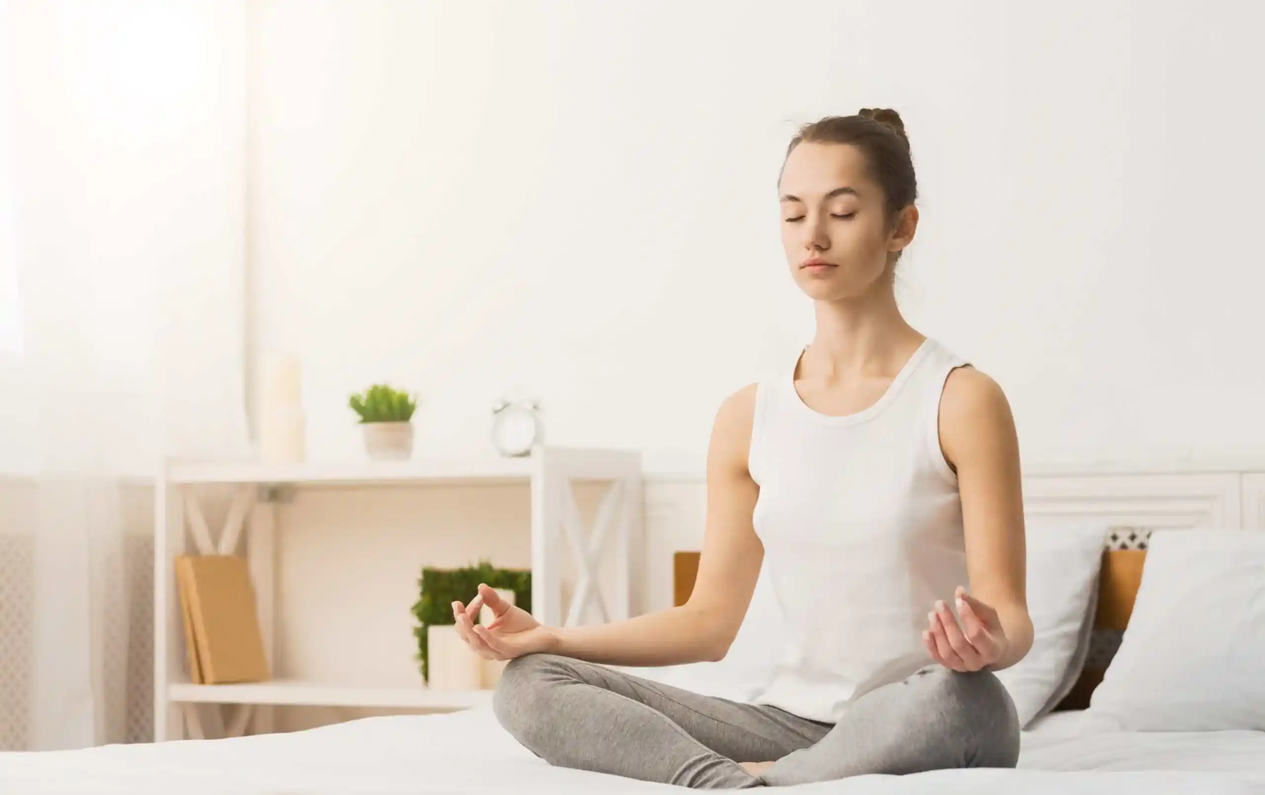 estudiante meditando sobre su cama