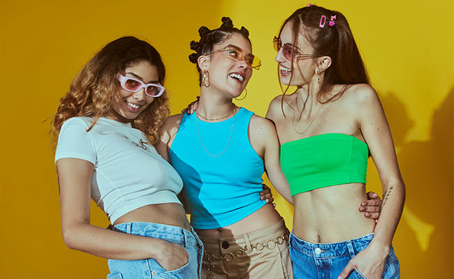 adolescentes vestidas con ropa de moda Y2K