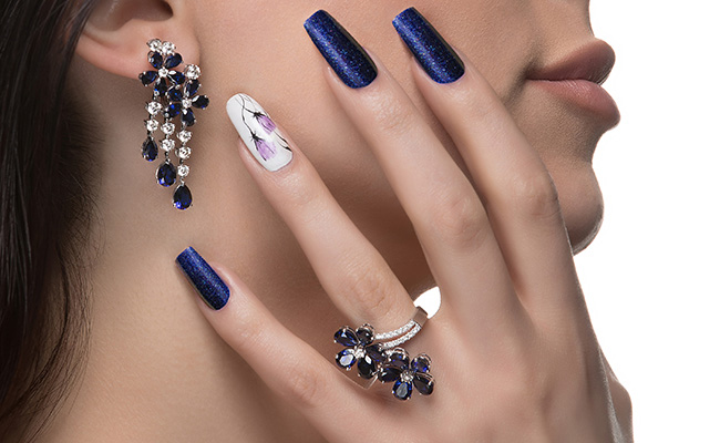 uñas con diseño de nail art desigual