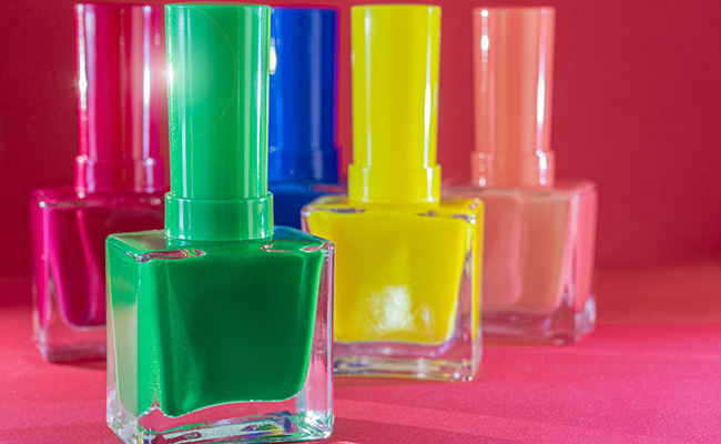 botes de esmalte de uñas coloridos 