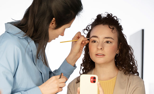 profesional maquillando a una cliente