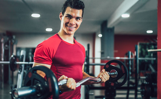 persona haciendo pesas en el gimnasio