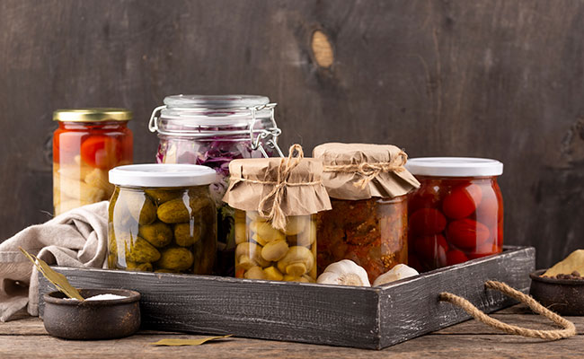 diferentes frascos con conservas especiales de chef.
