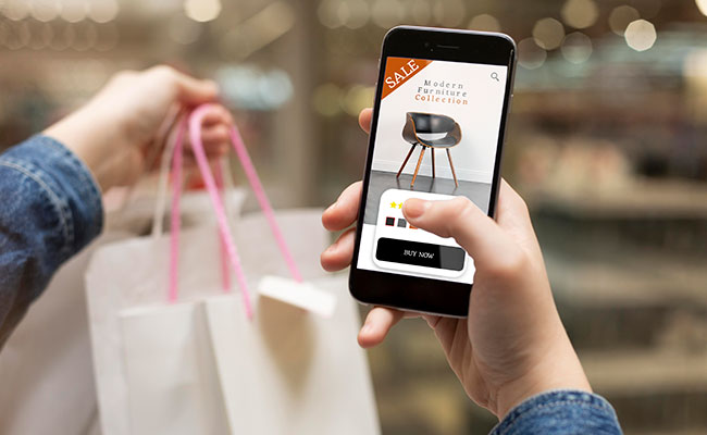 persona comprando en linea en su celular
