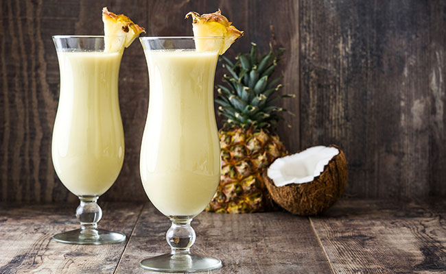 dos vasos altos de piña colada