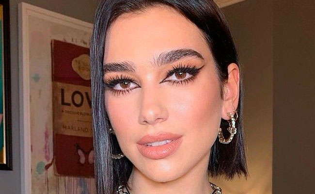 Dua Lipa luciendo los ojos de sirena