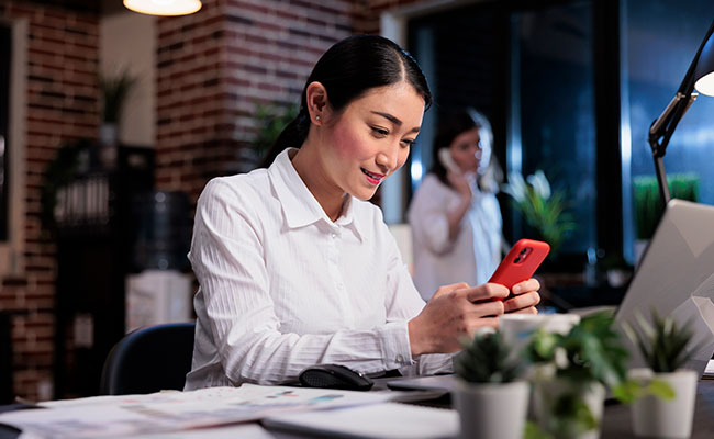 Empleado utilizando el celular en el trabajo