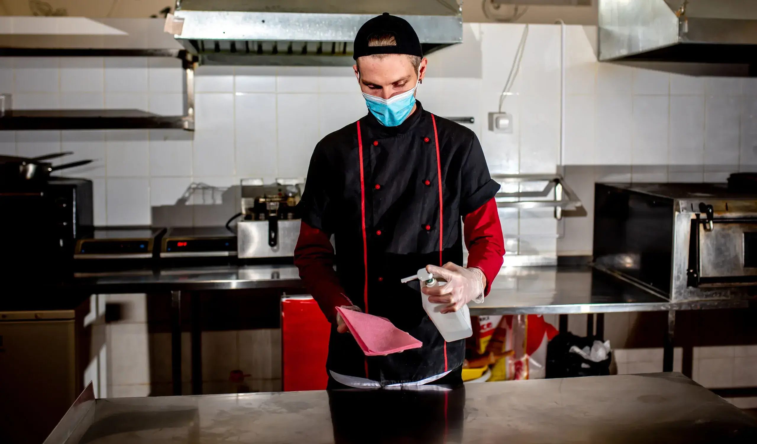 cocinero limpiando la cocina de su restaurante