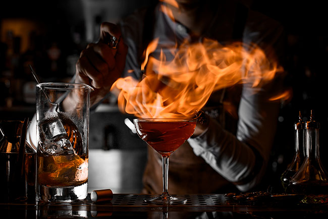 coctel preparado con fuego