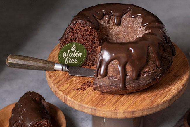 Bizcochuelo de chocolate cortado con un cuchillo con el símbolo de gluten free