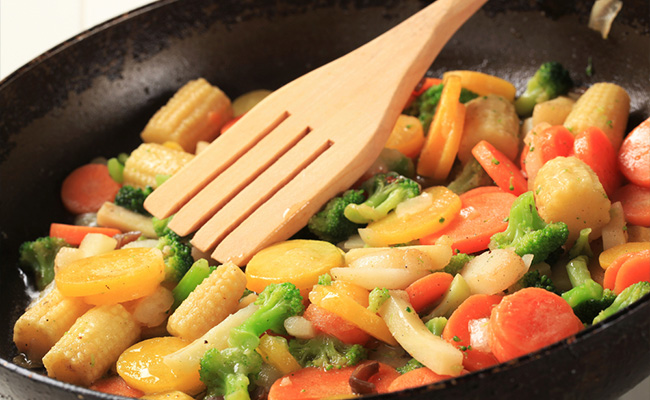 verduras siendo salteadas en una sarten