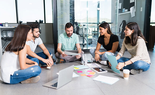 grupo de trabajo sobre un escritorio debatiendo
