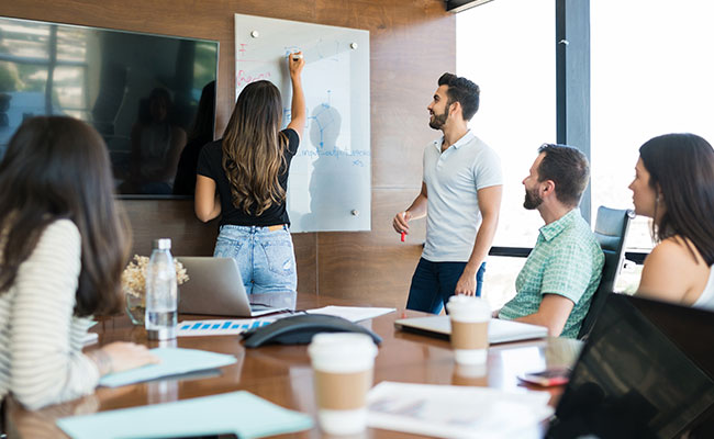 Equipo de ventas siendo capacitado