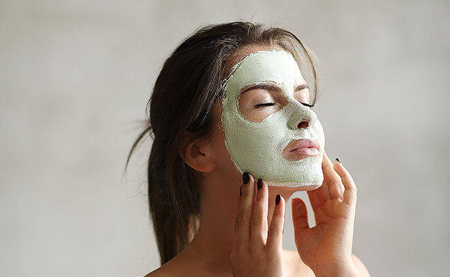 Mujer con una mascarilla en el rostro