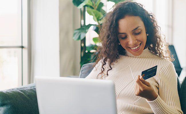 mujer comprando un producto por internet
