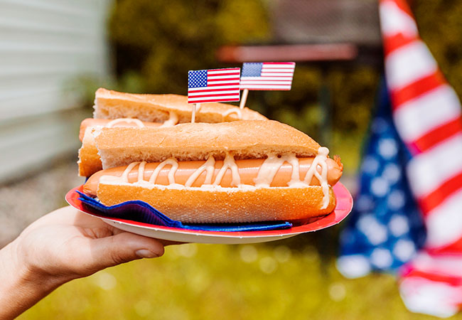 perros calientes con banderitas de EEUU