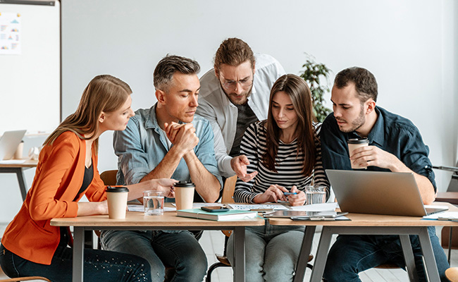 equipo de trabajo debatiendo en una oficina