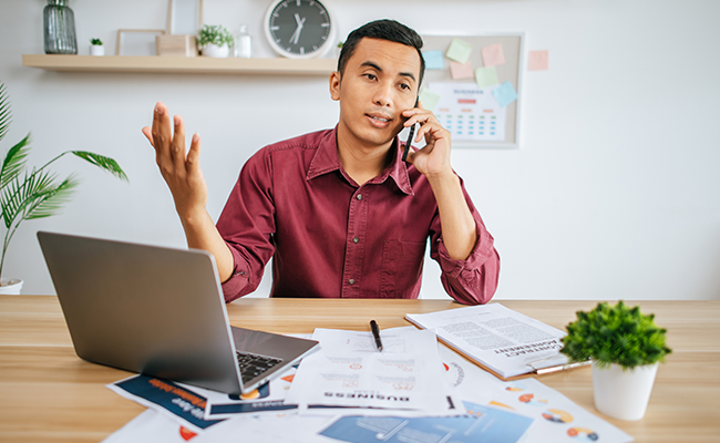 emprendedor realizando trámites en su oficina