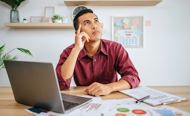 Emprendedor preparando un plan de negocio para buscar capital