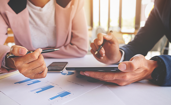 grupo de trabajo evaluando finanzas de un negocio