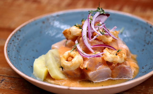 ceviche emplatado de manera tradicional