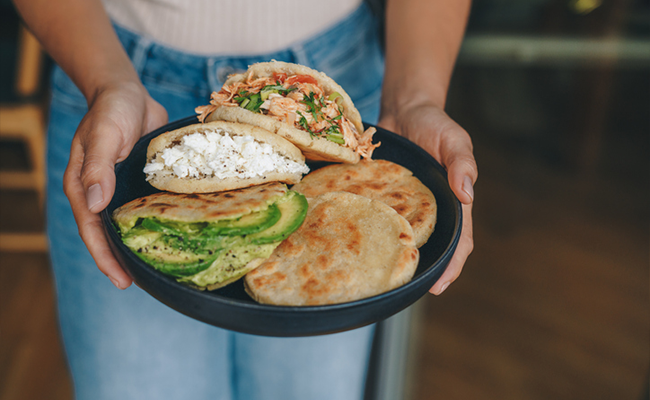 variedad de arepas en una bandeja