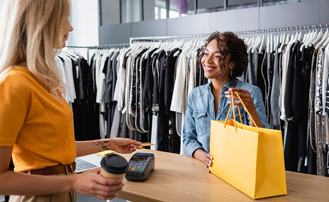 cliente haciendo una compra en un local de ropa