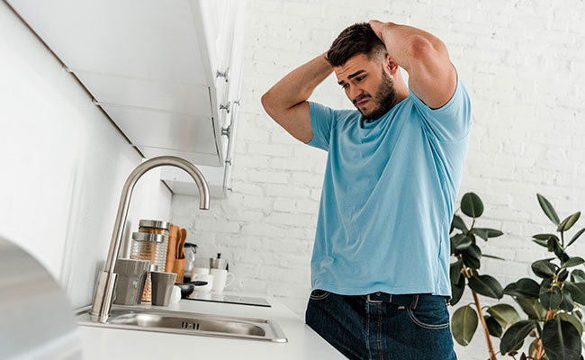 plomero observando grifo en mal estado