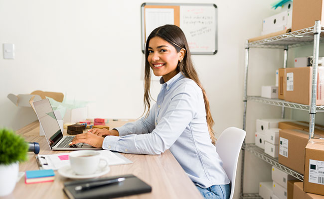 mujer joven en la computadora realizando un diseño web