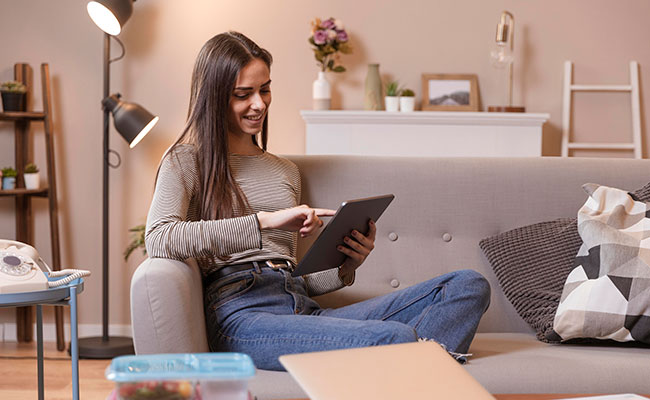 mujer ingresando a una plataforma para buscar empleo