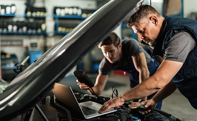 mecánico automotriz trabajando