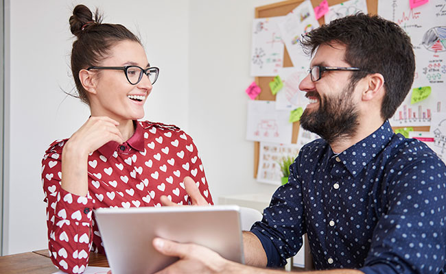 dos personas haciendo brainstorming