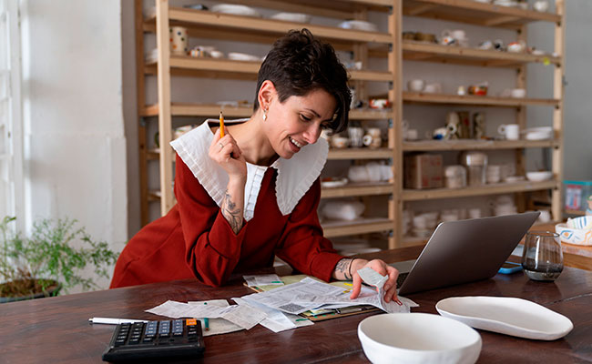 emprendedora calculando las finanzas de tus negocios