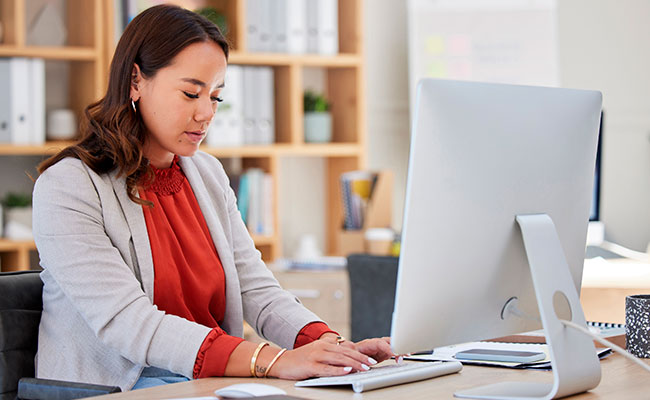 mujer trabajando en su escritorio