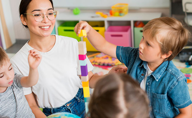 persona trabajando en una guarderia infantil